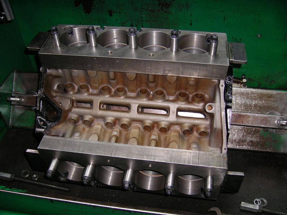 Torque Plate Honing a 308 Block. Engine Machining.