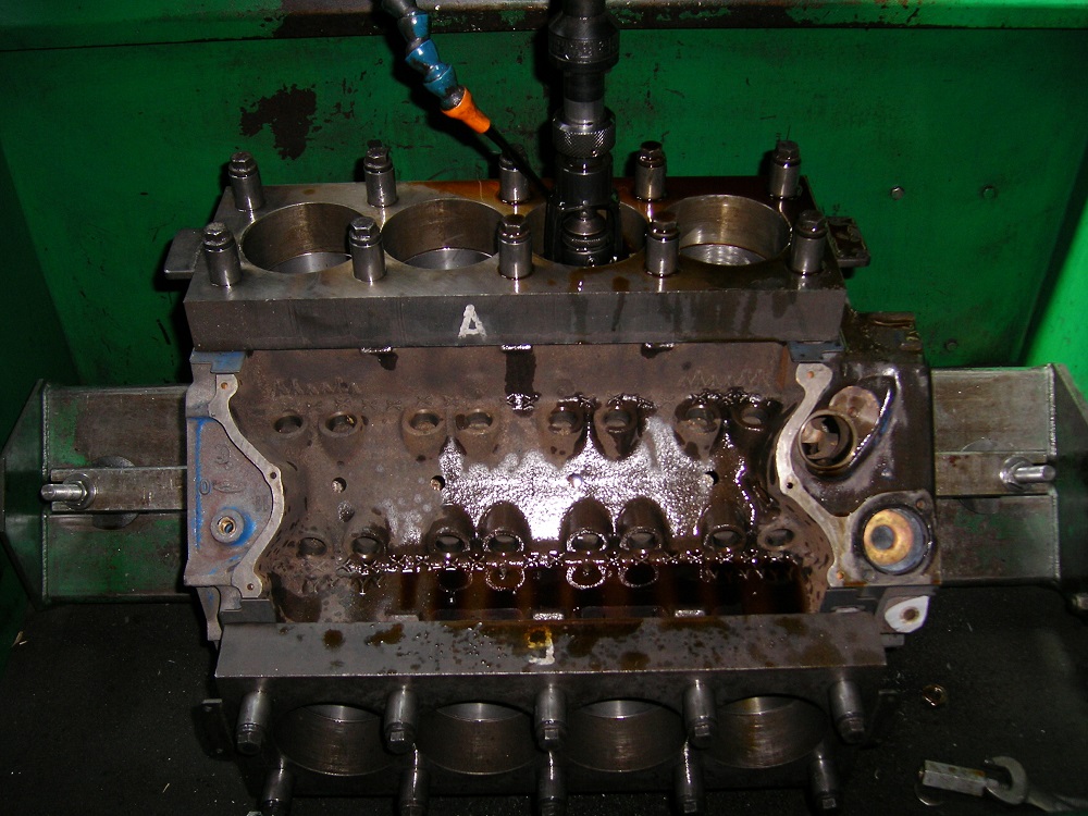 Torque Plate Honing a Ford Cleveland Block. Engine Machining.